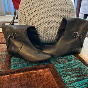 Calf lnth black boots.Prev purchased from another Posher. My fat feet cannot fit